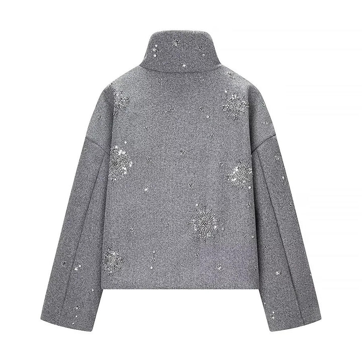 Damen boxy Kurzjacke mit hohem Stehkragen und funkelnder Perlen‑ und Paillettenstickerei – Célinea