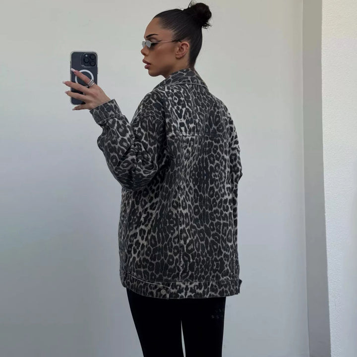 Damen Oversize-Jeansjacke mit Leopardenprint und aufgesetzten Brusttaschen – Célinea