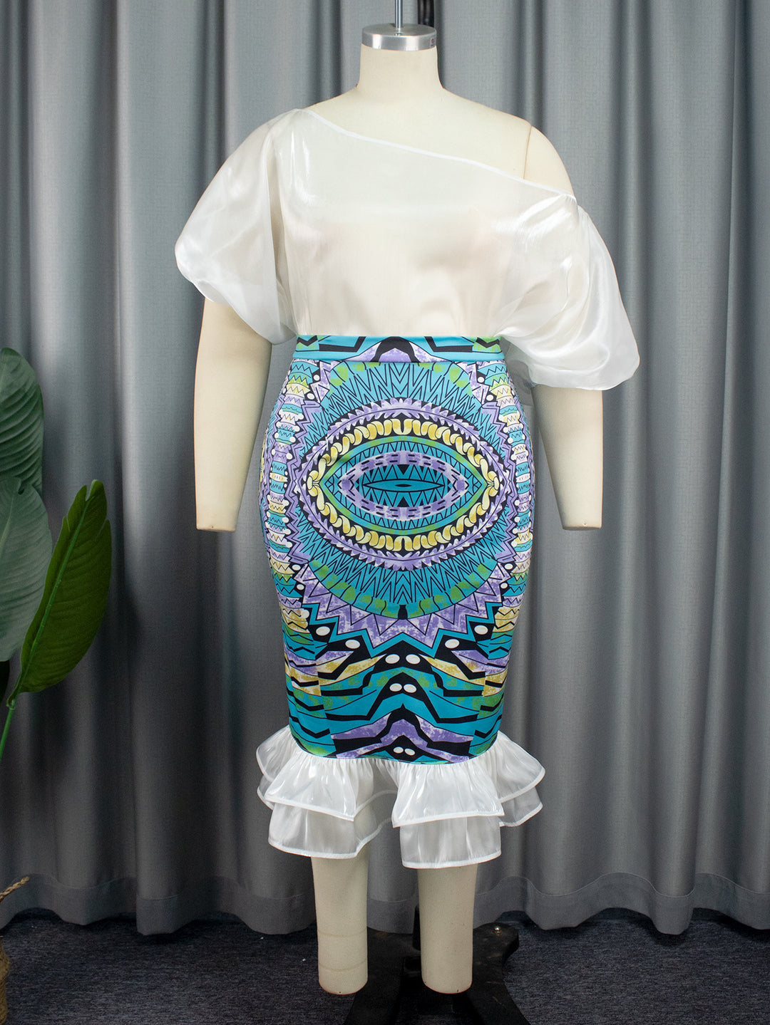 Damen Elegantes Kleid mit asymmetrischem Design und buntem Print Echo Archiv