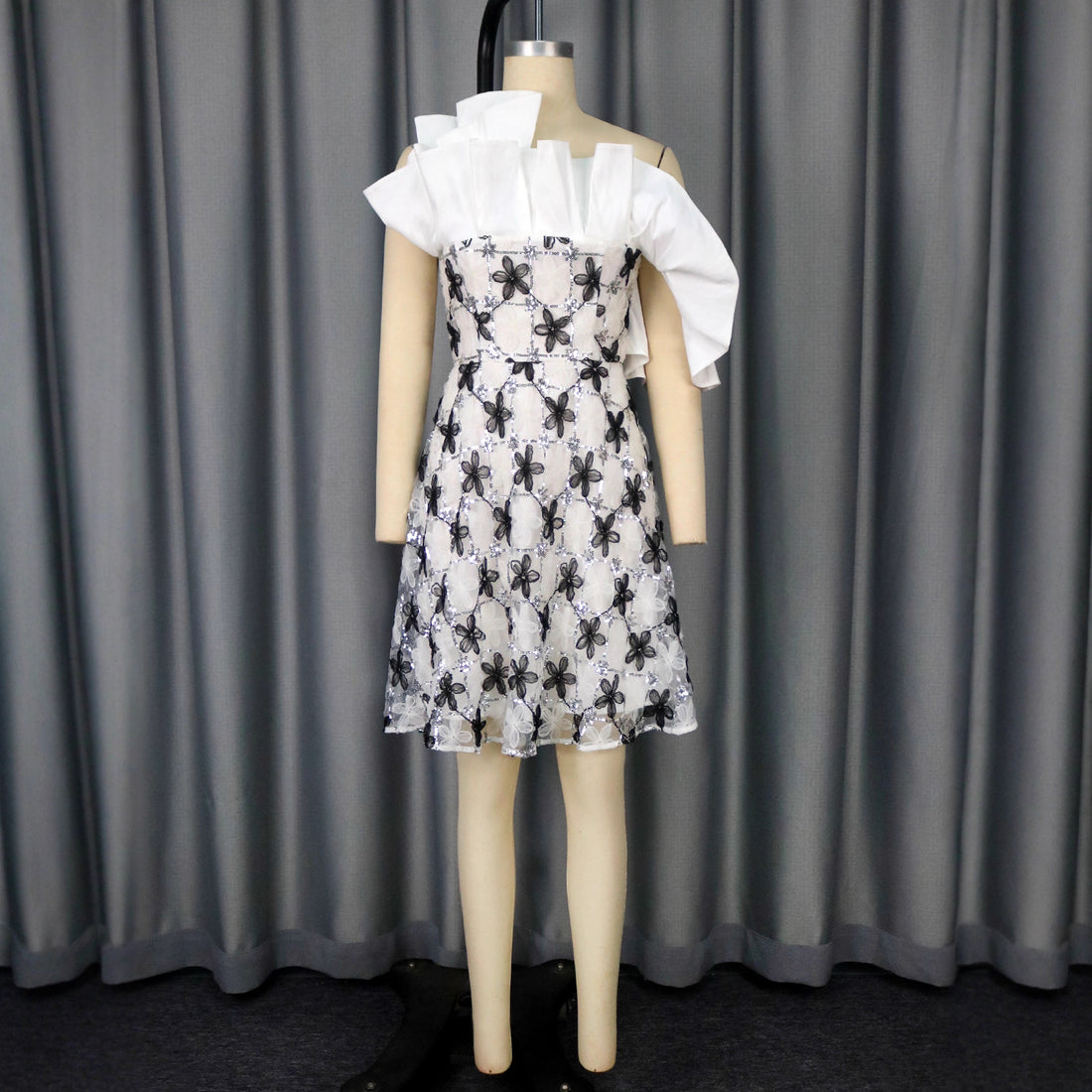Damen Cocktailkleid mit asymmetrischem Schnitt und floralem Design – Élara