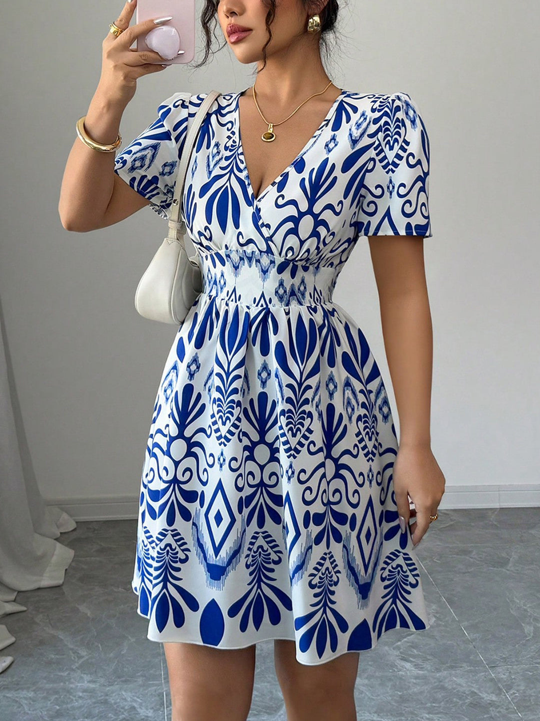 Damen Sommerliches Mini-Kleid mit elegantem V-Ausschnitt und floralen Mustern Echo Archiv
