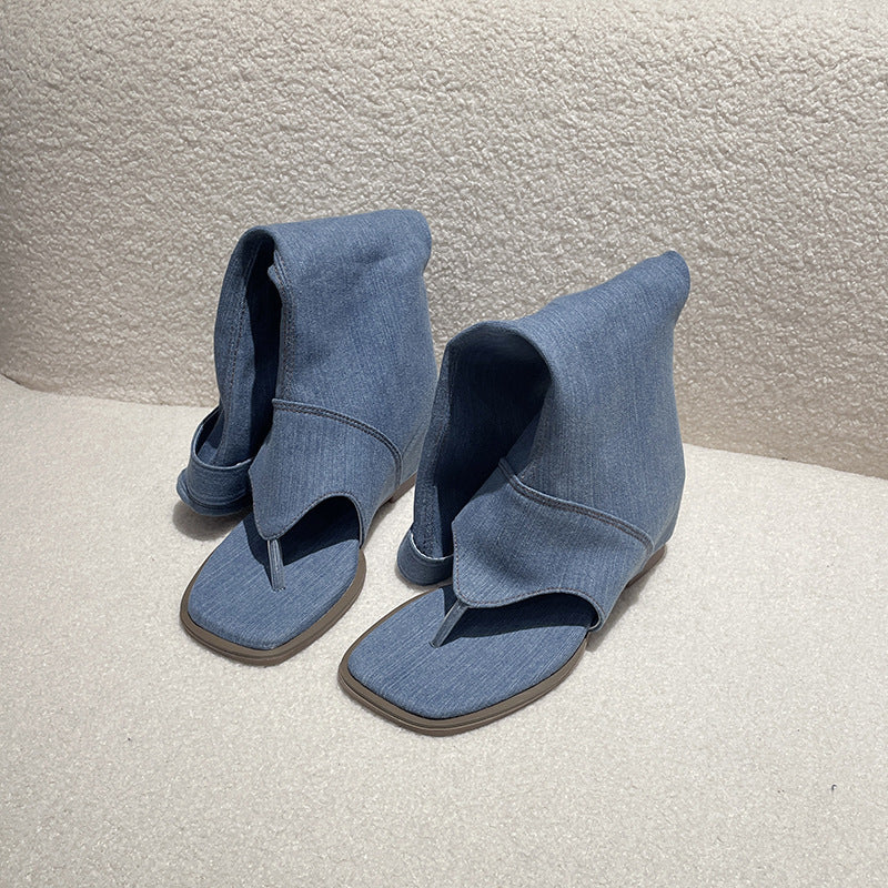 Damen nan wadenhoher Jeanslook-Stiefel mit Zehensteg offener Zehenpartie und verstellbarem Schnallenriemen Echo Archiv