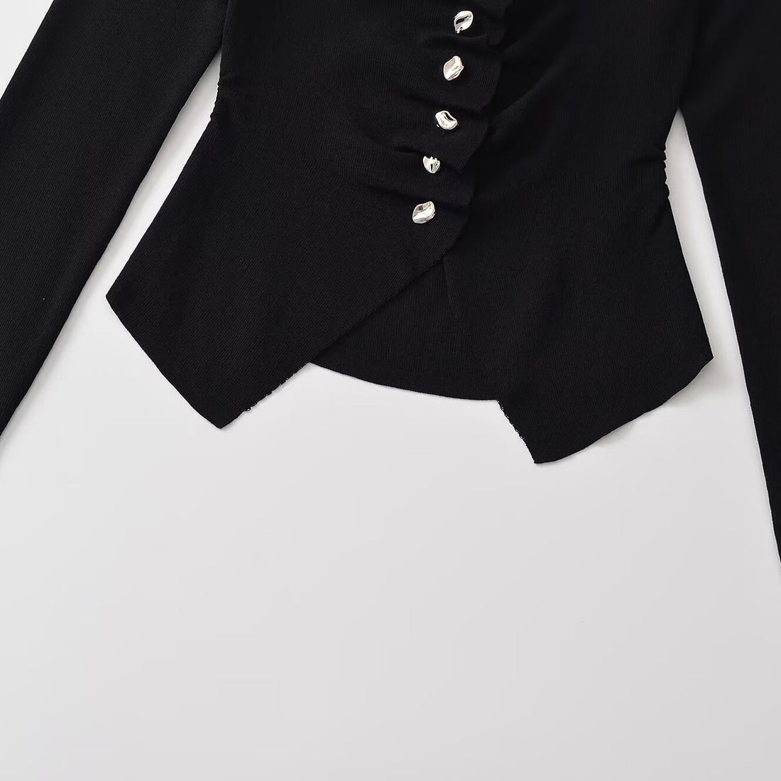 Damen Gerüschtes Langarm-Top mit asymmetrischem Schößchen und Zierknopfleiste Echoarchiv