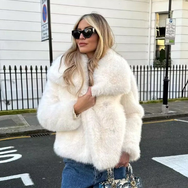Damen Kurzboxy Kunstfelljacke mit breitem Schalkragen und langfaserigem Faux-Fur Echo Archiv