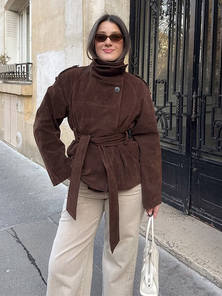 Damen Kurzjacke aus Veloursleder mit hohem Stehkragen und Bindegürtel Echoarchiv