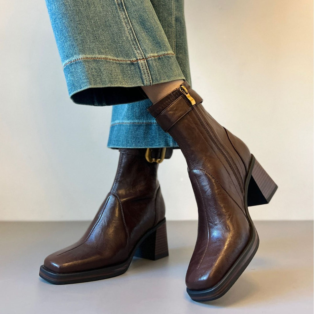 Damen knöchelhohe Glattleder‑Stiefelette mit markantem Blockabsatz, Plateau‑Sohle, seitlichem Reißverschluss und dekorativem Gurt Echo Archiv