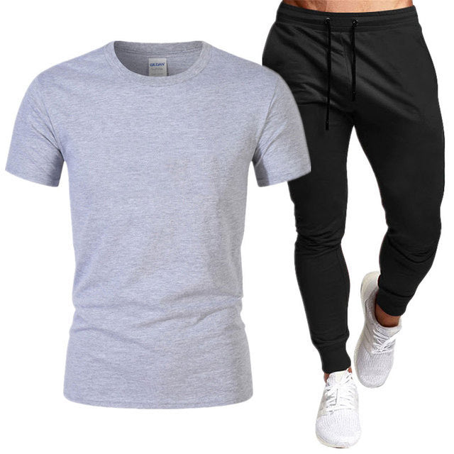 Herren sportliches Trainingsset mit T-Shirt und Jogginghose Echoarchiv