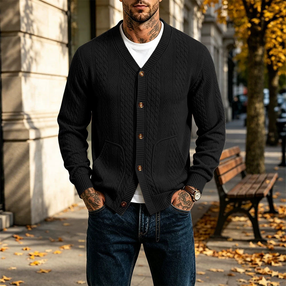 Herren Gestrickte Strickjacke mit Zopfmuster, V‑Ausschnitt und aufgesetzten Taschen – Taviero