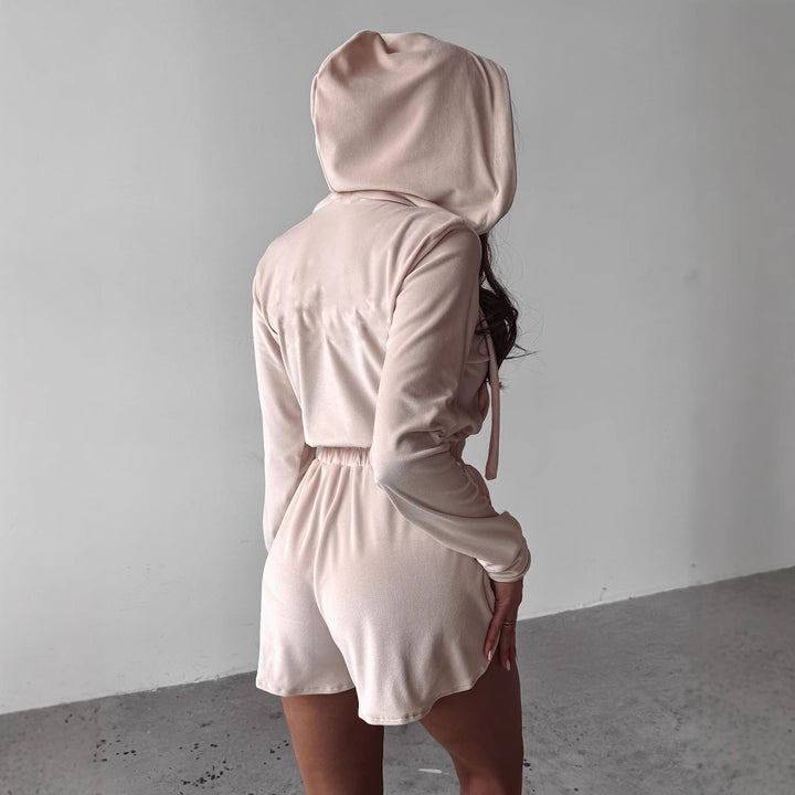 Damen kurzes Zweiteiler Lounge-Set mit glänzendem Satin-Finish, Kapuzen-Halbzip und hohem gerafftem Taillenbund – Élanora