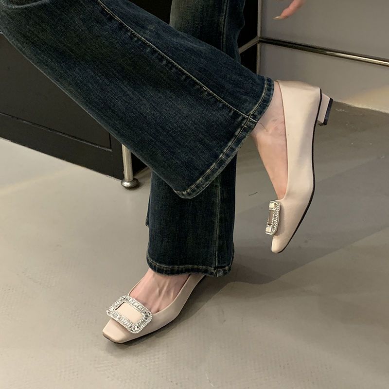 Damen Satin-Ballerinas mit quadratischer Zehenbox, mittlerem Blockabsatz und Kristallschnalle – Lioré