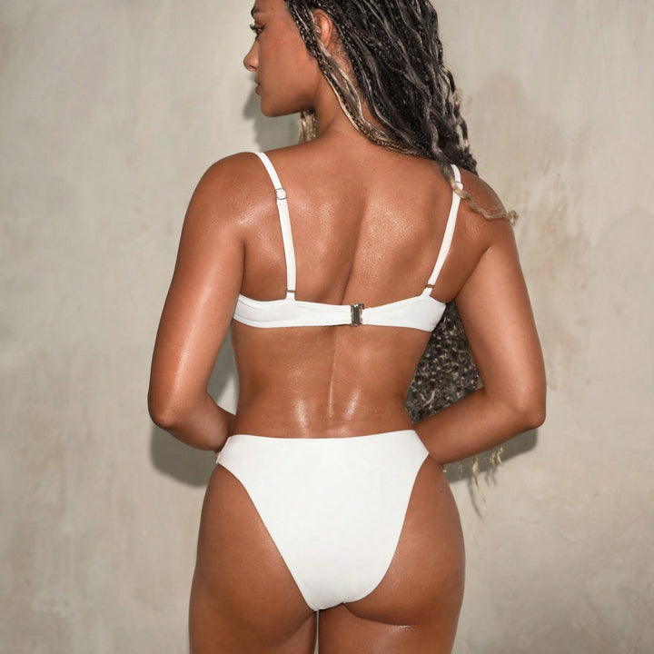 Damen Eleganter Bikini mit modischen Goldakzenten Echo Archiv