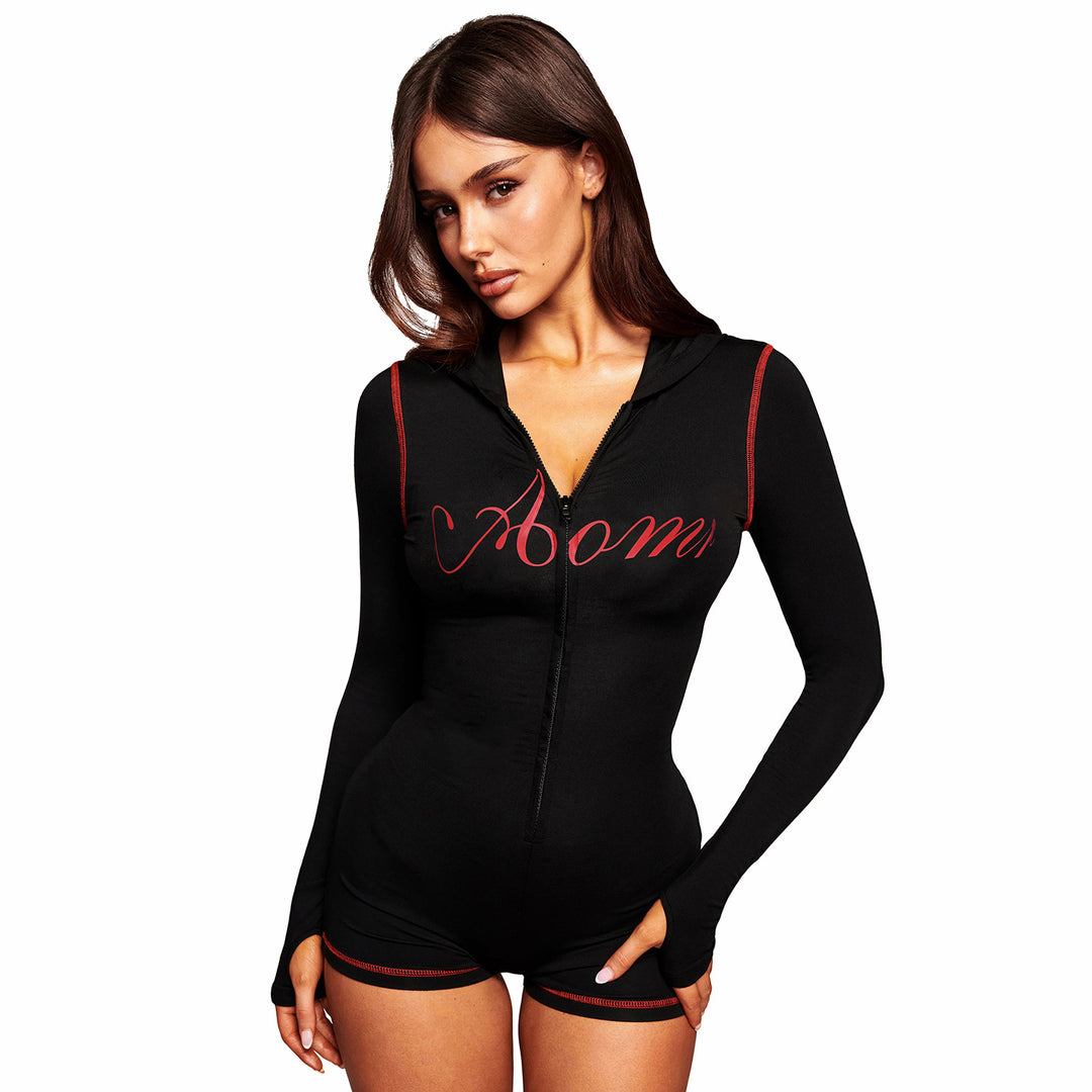 Damen nan taillierter Zip-Romper mit Kapuze, langer Armführung und integrierten Shorts aus funktionalem Stretch Echo Archiv