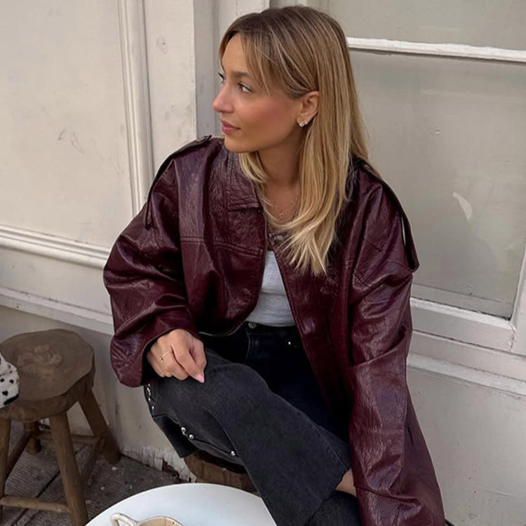 Damen Kurzblouson in glänzender Lackoptik mit Boxy‑Silhouette und überschnittenen Schultern Echoarchiv