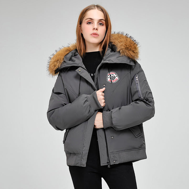 Damen Kurzparkajacke im Bomberstil mit abnehmbarer Fellkapuze und Logo‑Patch Echo Archiv