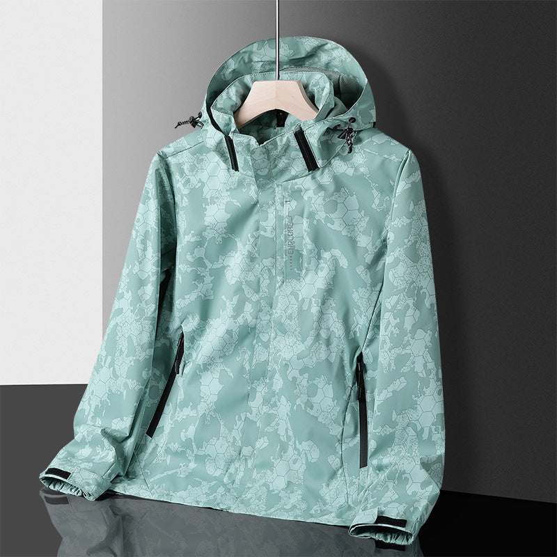 Herren Leichte technische Regenjacke mit Kapuze und dezenter Camouflage‑Textur – Taviero