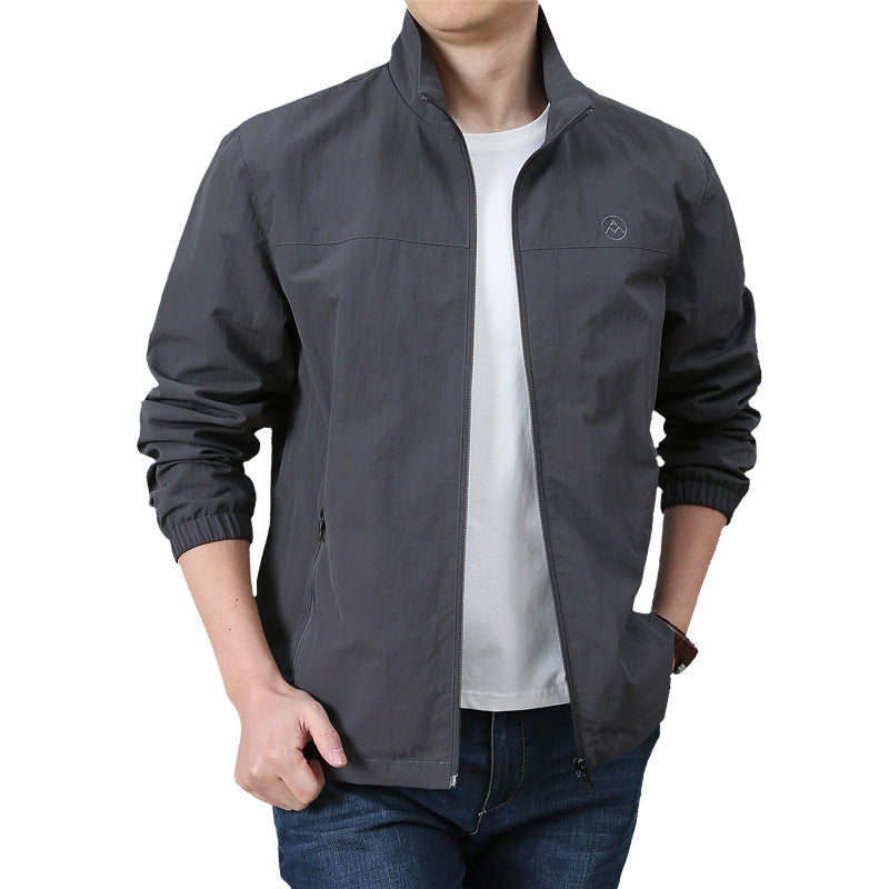 Herren Leichte urbane Windjacke mit Stehkragen, elastischen Bündchen und seitlichen Reißverschlusstaschen Echo Archiv