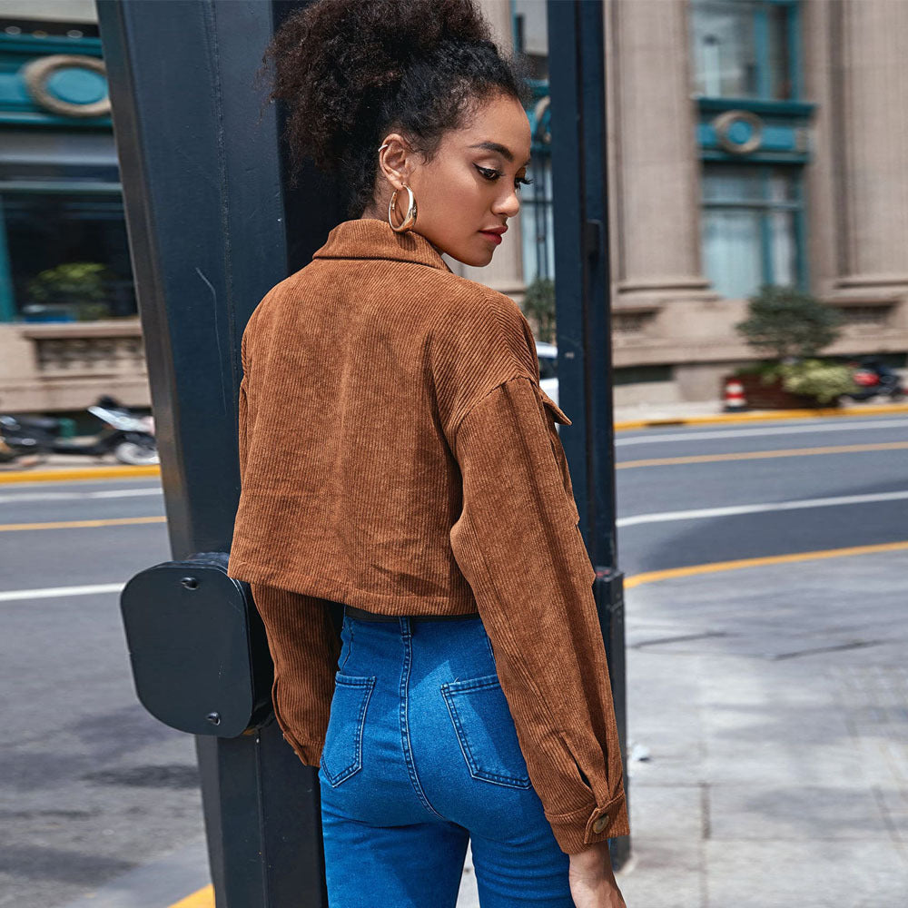 Damen cropped Cordjacke mit aufgesetzten Klappentaschen Hemdkragen und Knopfverschluss – Célinea