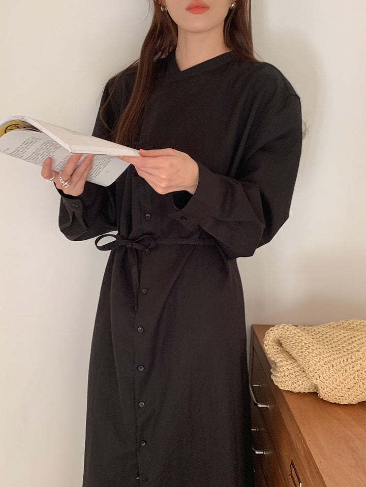 Damen Langes Shirtkleid mit V-Ausschnitt, durchgehender Knopfleiste und Taillengürtel – Valéora