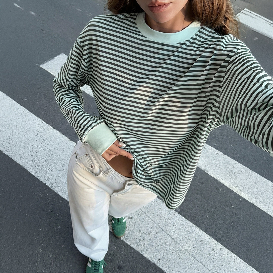 Damen lässiges gestreiftes Oversize-Longsleeve mit kontrastierendem Rundhalsausschnitt und verlängertem Rückensaum – Avérine