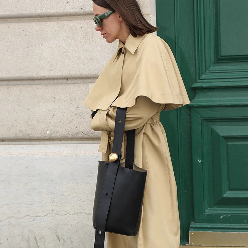 Damen Langer Trenchcoat mit Capelet, Taillengürtel und Raglanärmeln Echoarchiv