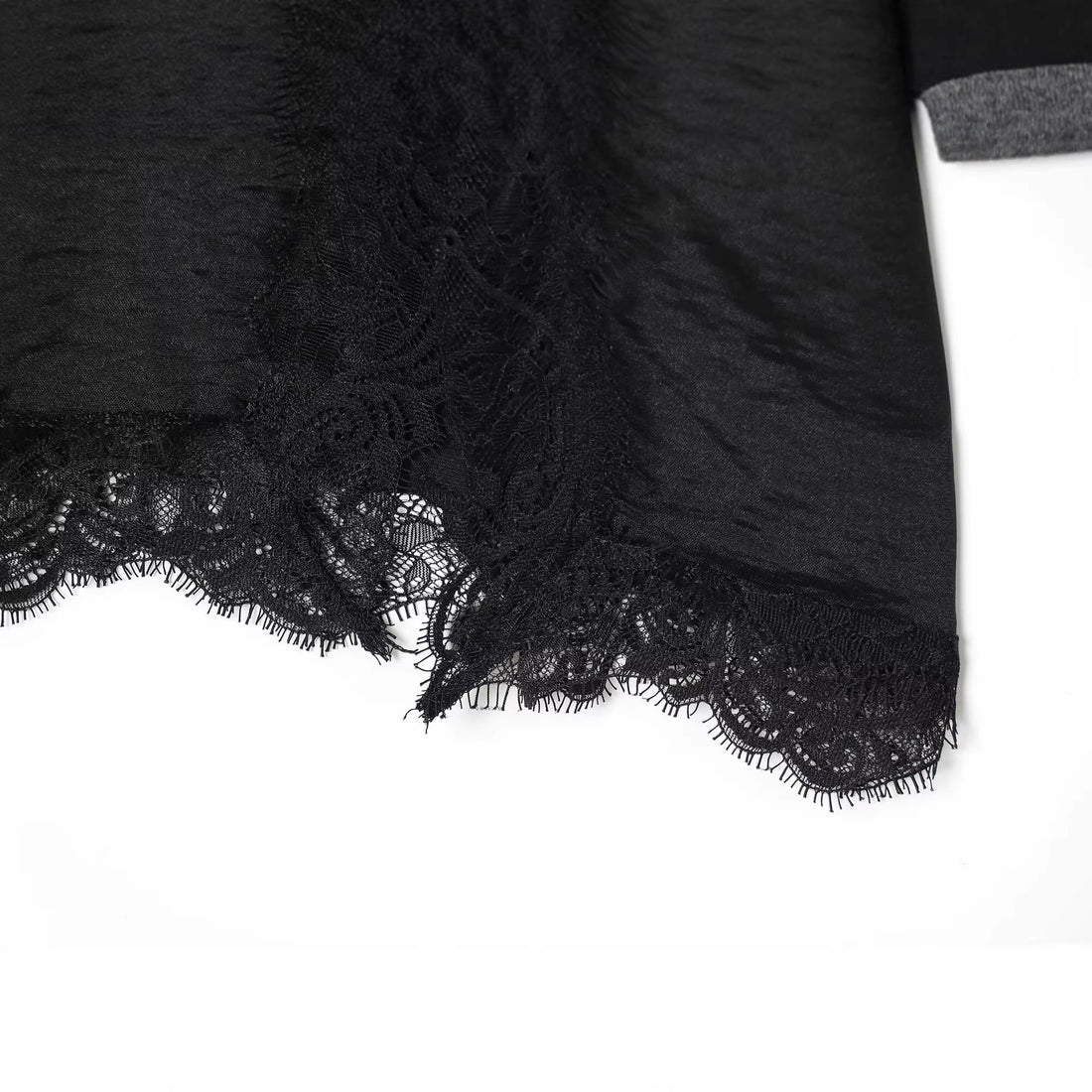 Damen Lagenlook-Longsleeve mit Satin-Slip-Einsatz und Spitzenbesatz Echoarchiv
