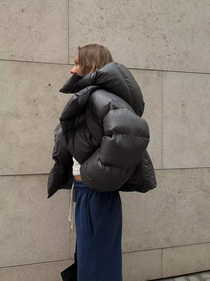 Damen oversized Daunenjacke mit hohem Kragen und voluminösen Ärmeln Echoarchiv