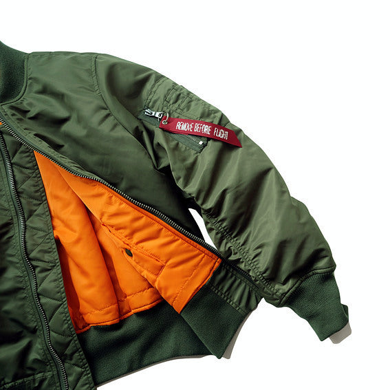 Herren Flight-Bomberjacke mit kontrastreichem Innenfutter, Utility-Ärmeltasche und gerippten Bündchen Echoarchiv