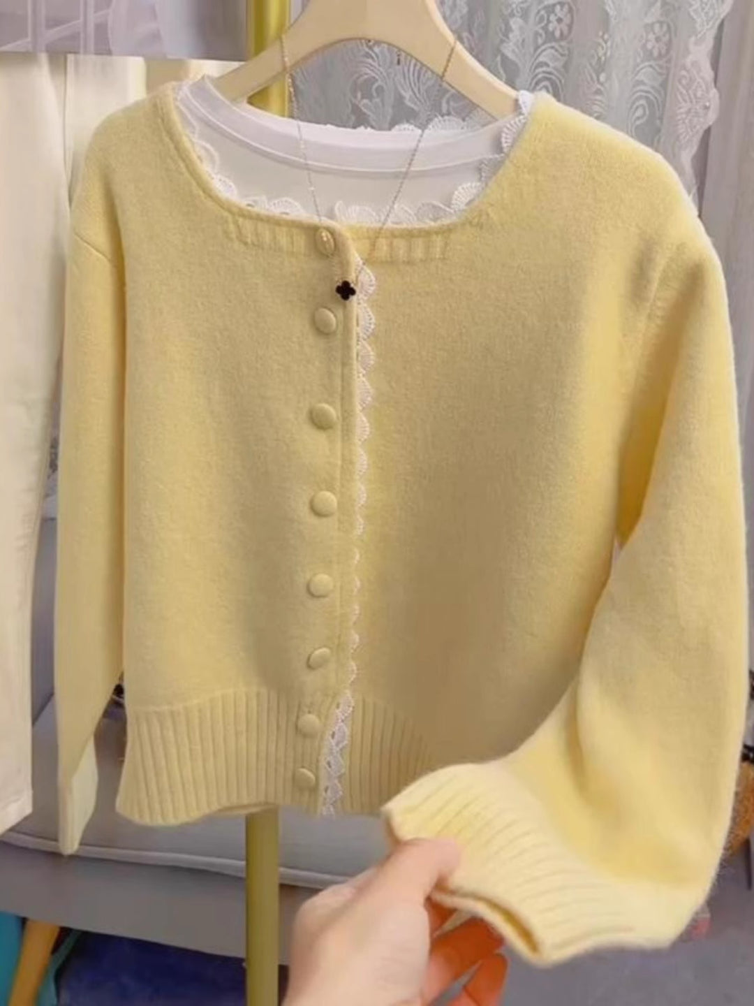 Damen Verspielte Strickjacke mit Spitzenelementen Echo Archiv