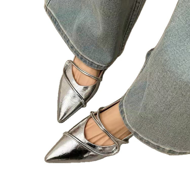 Damen spitz zulaufende Flats mit verstellbaren Riemen und glänzender Oberfläche Echoarchiv
