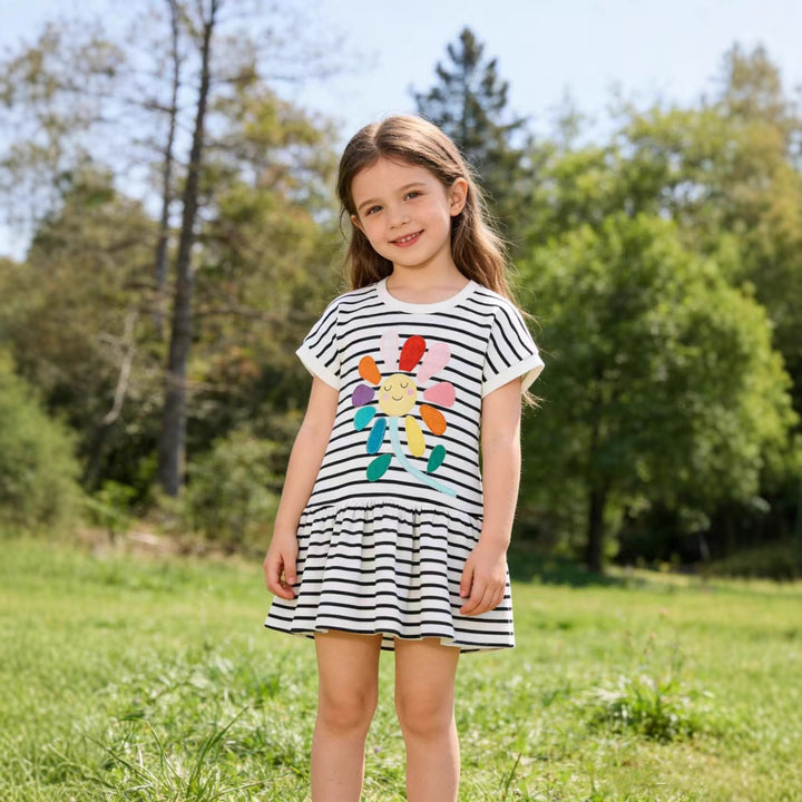 Mädchen gestreiftes Kleid mit buntem Blumenmotiv Echo Archiv