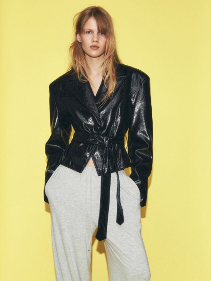 Damen Kurzblazer im Lackleder-Look mit Taillengürtel und fallendem Revers Echoarchiv