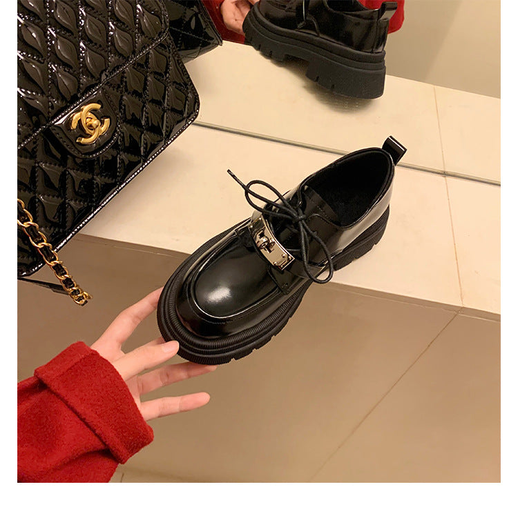 Damen Chunky Lackleder‑Schnürloafer mit markanter Lug‑Sohle und dekorativer Metallschnalle Echo Archiv