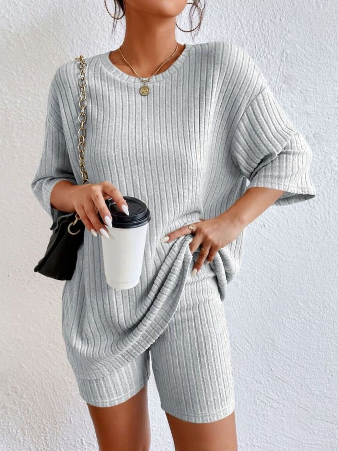 Damen Lässiges Rippstrick-Lounge-Set mit Oversize-Kurzarmoberteil und High-Waist-Biker-Shorts – Élanora