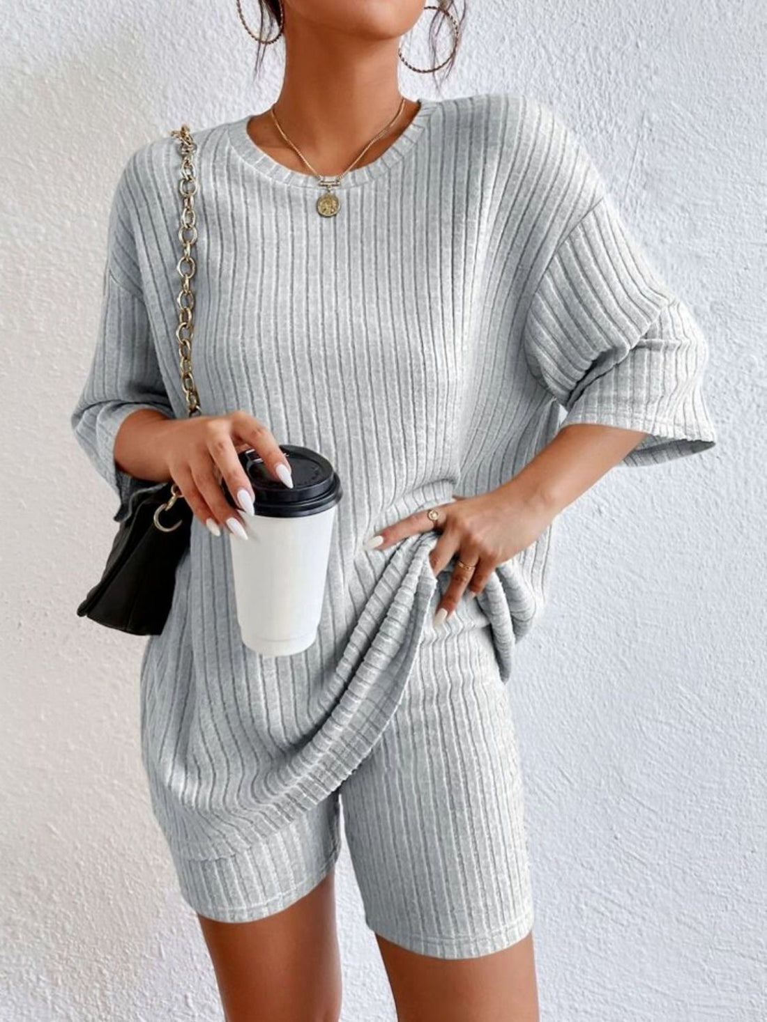 Damen Lässiges Rippstrick-Lounge-Set mit Oversize-Kurzarmoberteil und High-Waist-Biker-Shorts – Élanora