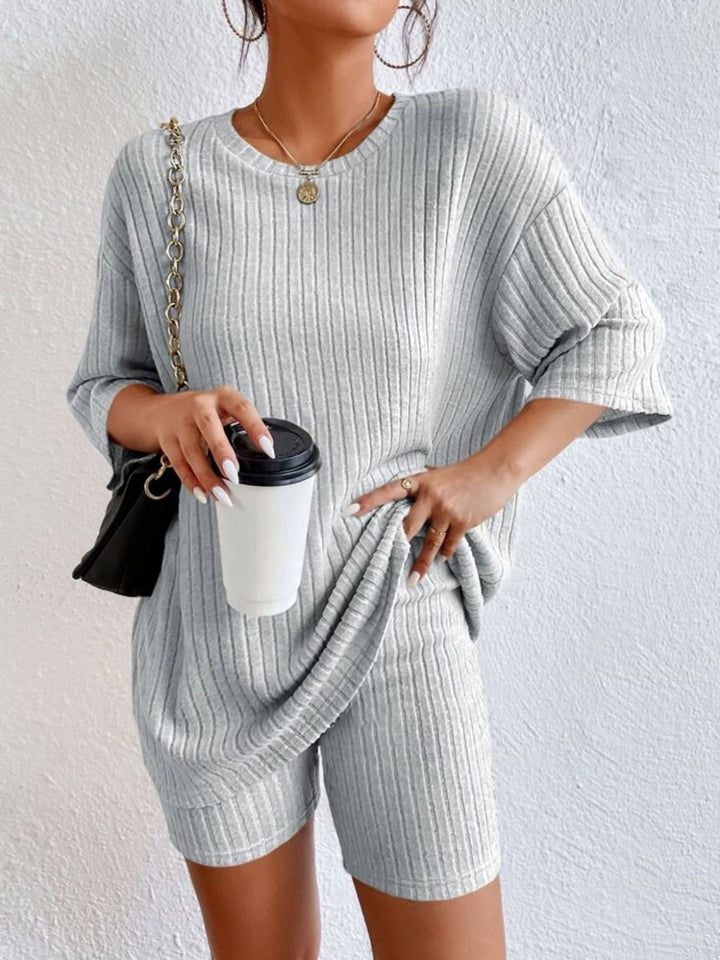 Damen Lässiges Rippstrick-Lounge-Set mit Oversize-Kurzarmoberteil und High-Waist-Biker-Shorts – Élanora
