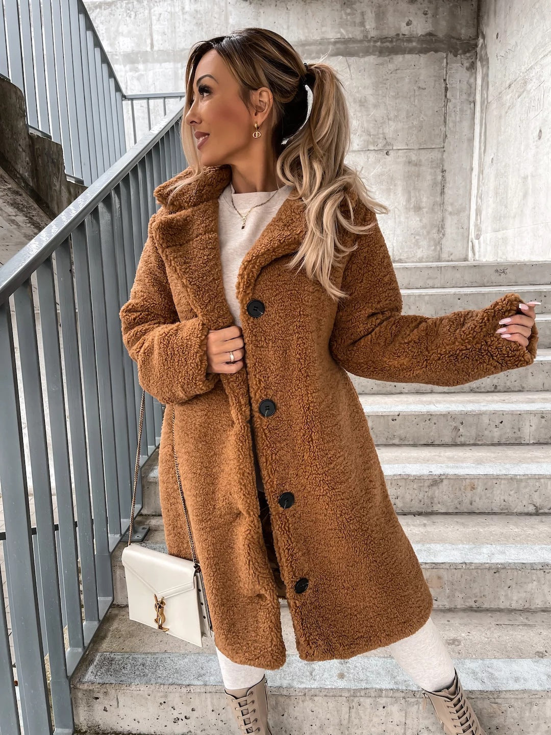 Damen Lange Teddy Faux-Shearling Knopf-Front Mantel mit Reverskragen – Montévia