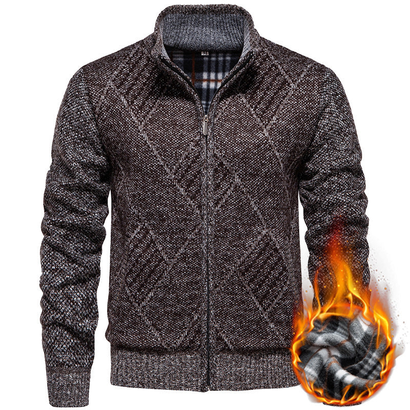 Herren Strickjacke mit modernem Zopfmuster und hohem Kragen Echoarchiv