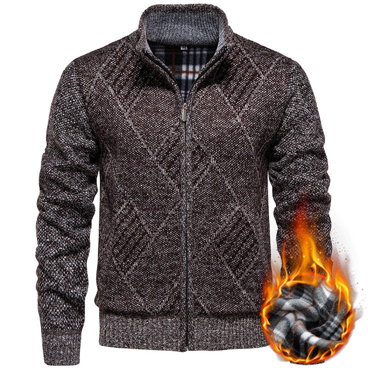Herren Strickjacke mit modernem Zopfmuster und hohem Kragen Echoarchiv