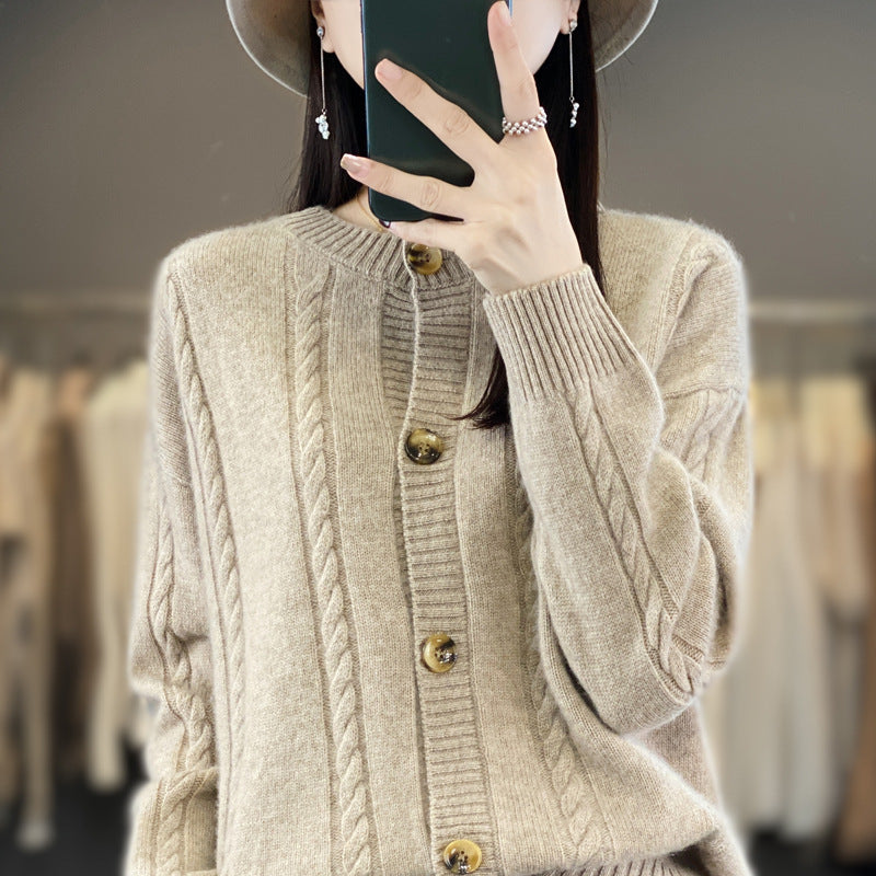 Damen Kaschmirähnlicher Zopfmuster‑Cardigan mit Rundhals und Hornoptikknöpfen Echoarchiv