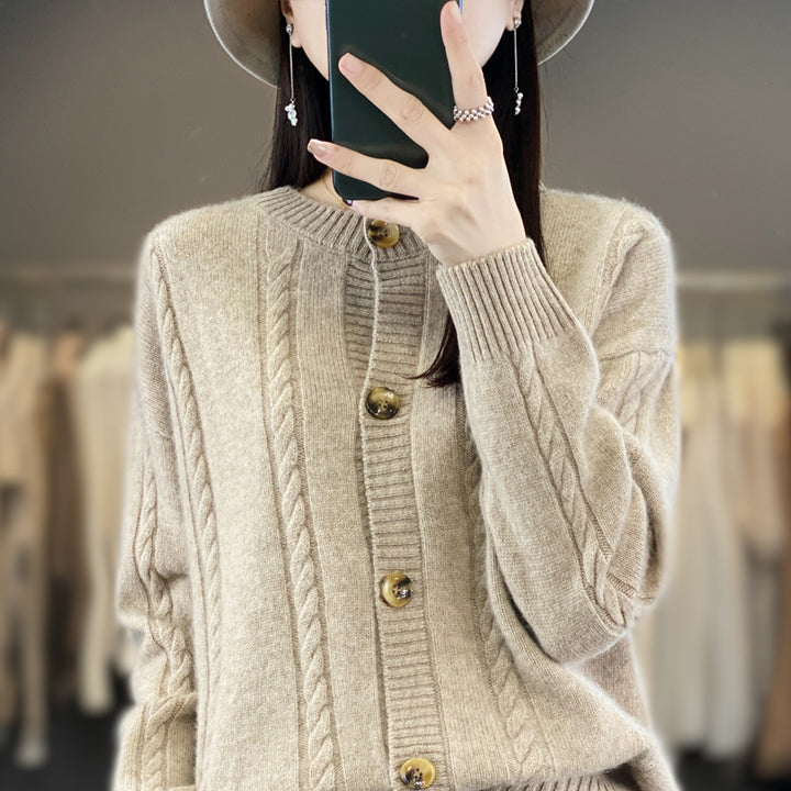Damen Kaschmirähnlicher Zopfmuster‑Cardigan mit Rundhals und Hornoptikknöpfen Echoarchiv