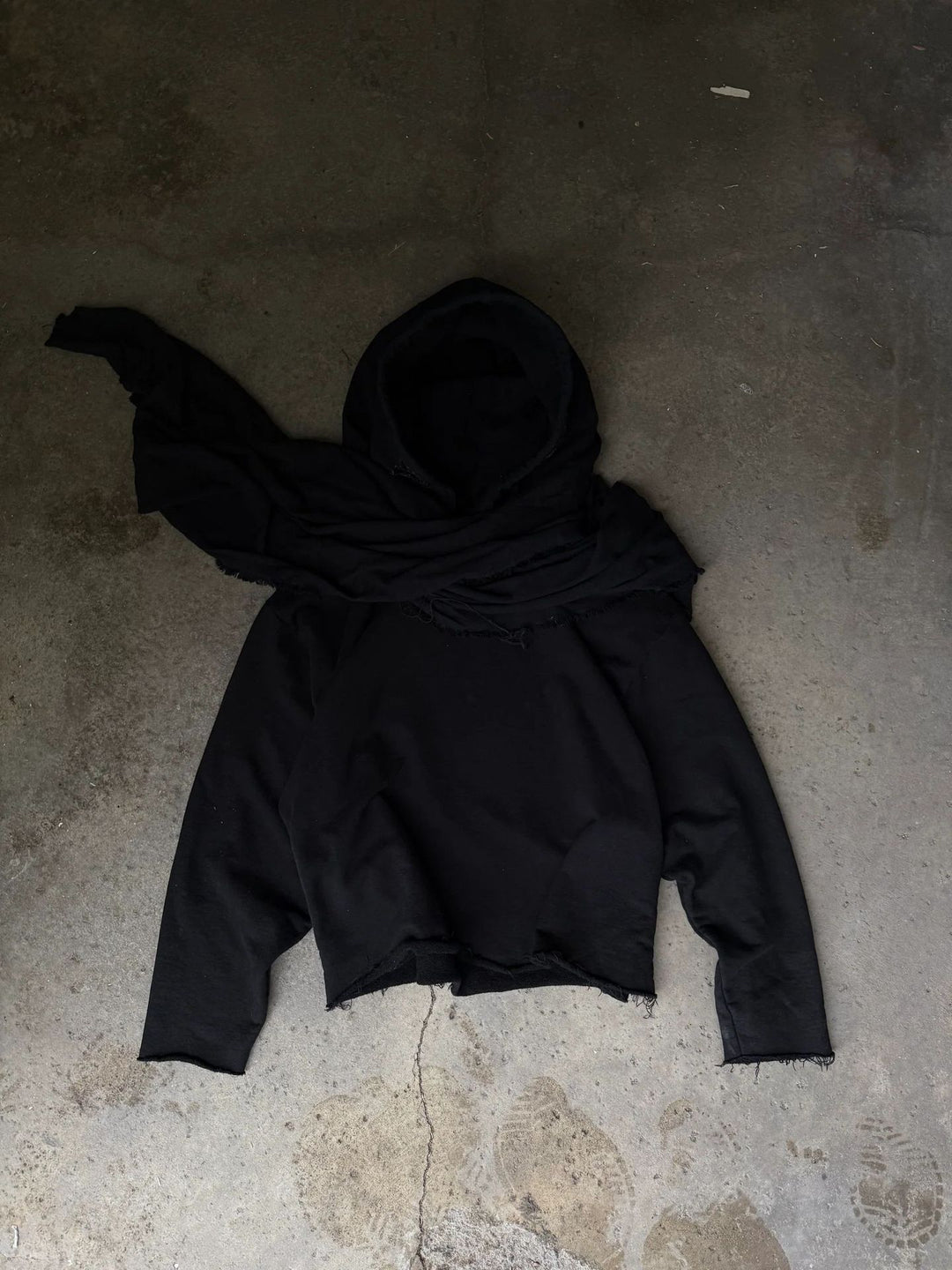 Unisex nan Kapuzenpullover im Gebrauchsspurenstil mit angeschlossenem Schlauchschal und ausgefransten Öffnungen Echo Archiv
