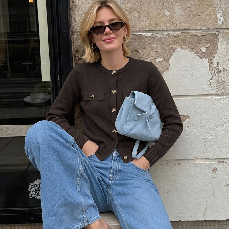 Damen Kurzgeschnittener Feinstrick-Cardigan mit Zierpatten und goldfarbenen Knöpfen Echoarchiv