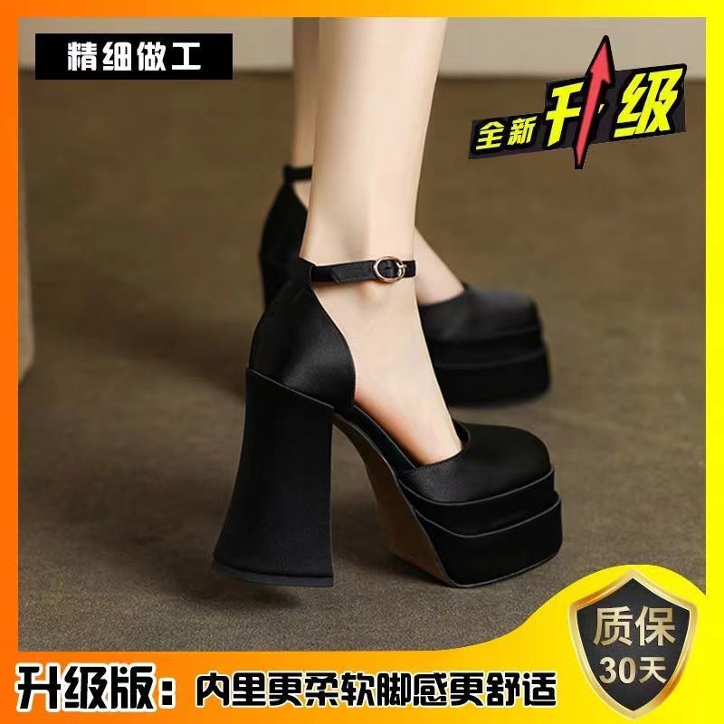 Damen nan Plateau-Sandalette mit skulpturellem Blockabsatz, quadratischer Zehenpartie und kristallbesetztem Knöchelriemen Echo Archiv