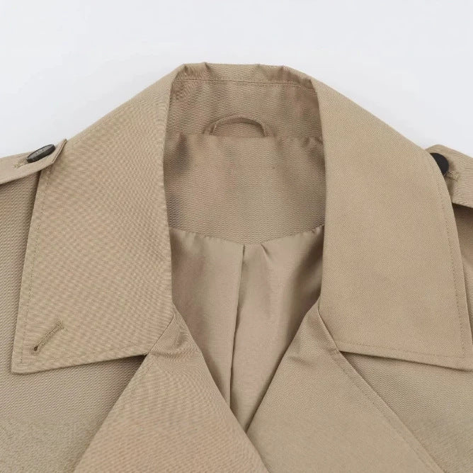 Damen Kurzblouson im Trenchstil mit Boxy‑Silhouette und zweireihiger Knopfleiste Echo Archiv