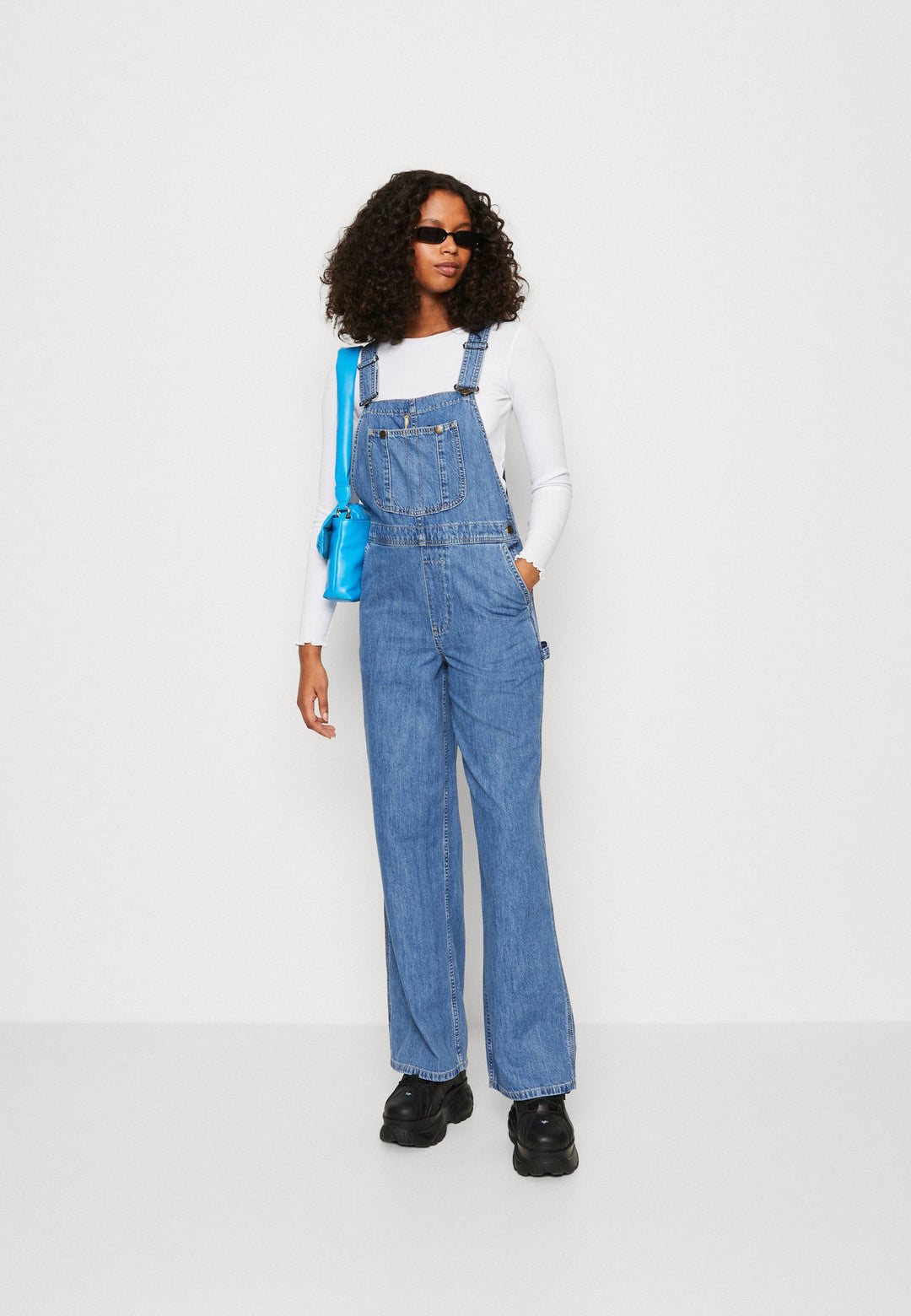 Damen Denim-Latzhose mit weitem Bein und verstellbaren Trägern Echo Archiv
