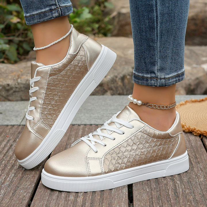 Damen Glänzende Sneaker mit Krokoprägung, gepolstertem Fußbett und rutschfester Profilsohle – Névara