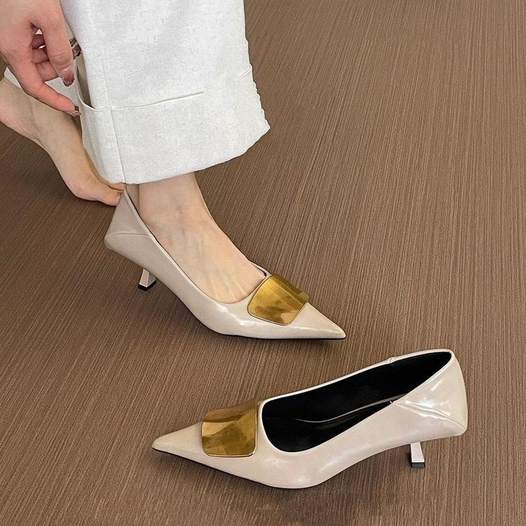 Damen Spitz zulaufende Lack‑Pumps mit niedrigem Kitten‑Absatz und dekorativer Metallapplikation – Lioré