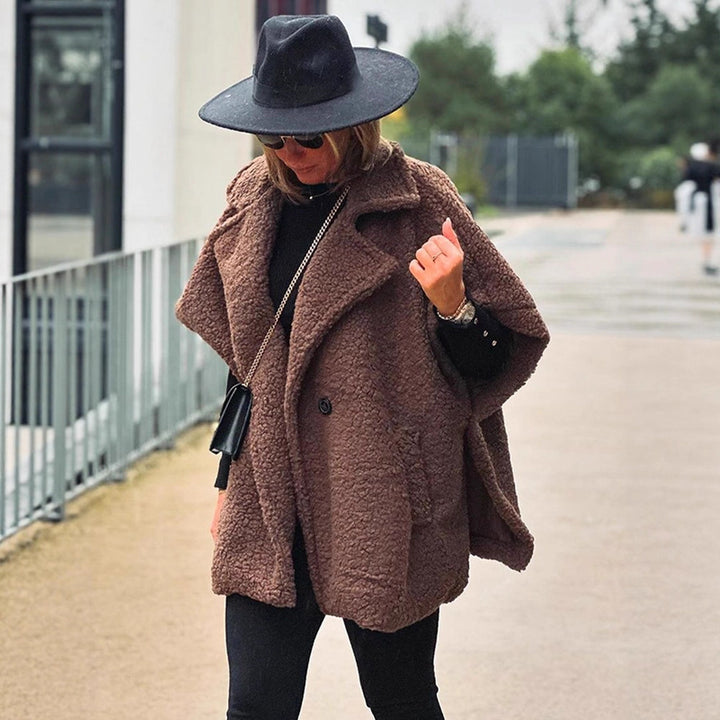 Damen Kurzes Teddy-Cape mit Reverskragen und verdeckter Knopfleiste Echoarchiv