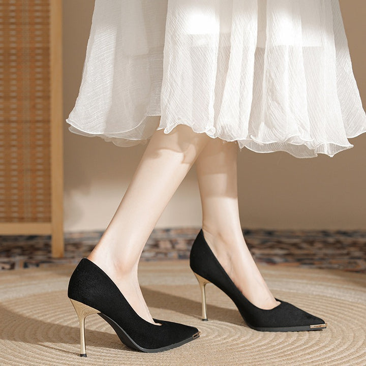 Damen Velours‑Pumps mit schmalem goldfarbenem Stilettoabsatz und Metallkappen‑Detail – Lioré