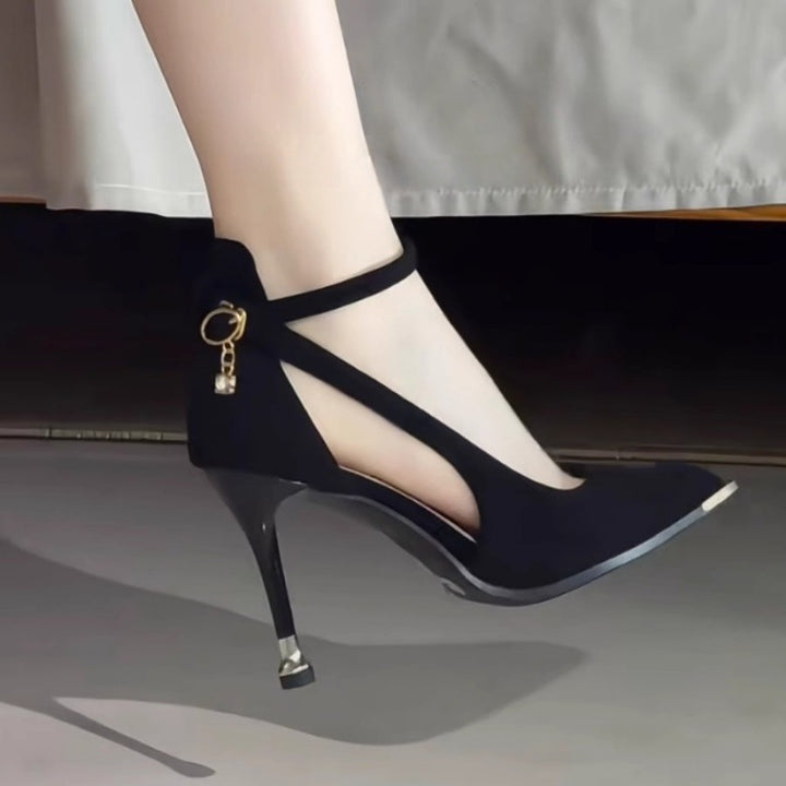 Damen elegante spitze Pumps mit Knöchelriemen Cut-Out-Seiten und zierlichem Kitten-Heel – Lioré
